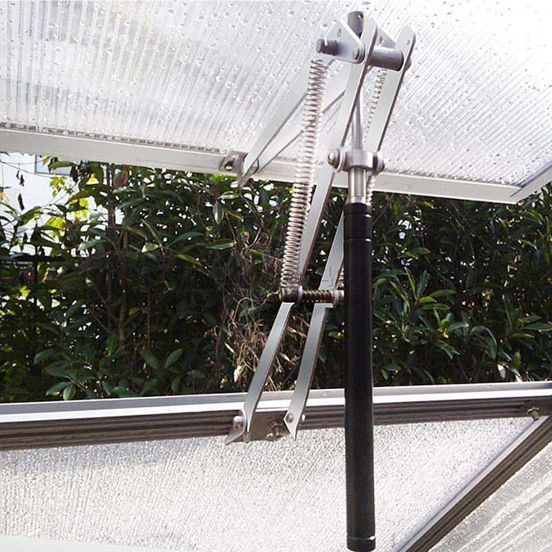 Термопривод с возвратным механизмом на крыше теплицы